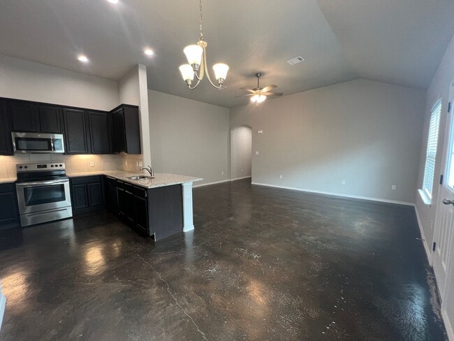Building Photo - Luxury 3/2Duplex in Seguin, TX