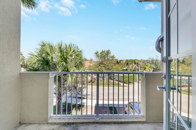 Building Photo - 6208 SE Portofino Cir