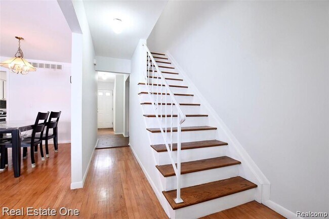 Building Photo - 509 N Fox Hills Dr