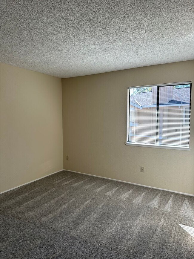 Building Photo - Beautiful & Large 2bd/ 2ba Condo