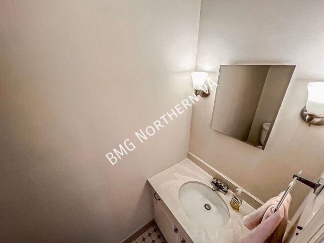 Building Photo - 1325 Lynnbrook Dr