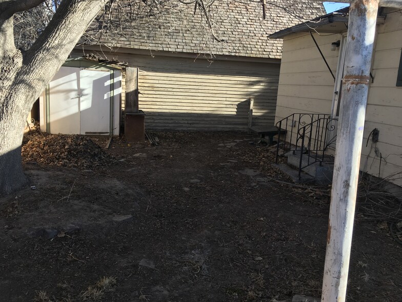 Backyard / Storage Shed - 625 Fairfield St N