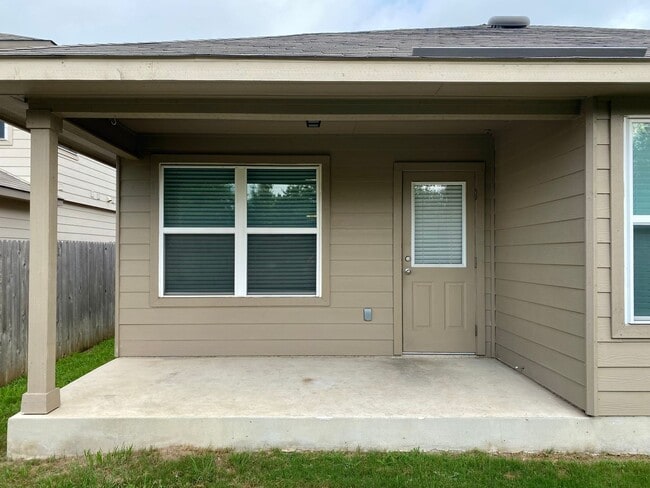 Building Photo - Fantastic Amenities ~ 4/2 Single Story w/ Refrigerator/Washer/Dryer Included ~