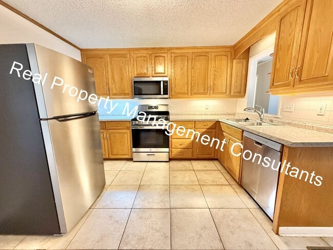 Building Photo - 3-Bedroom Home Near Downtown Overland Park!