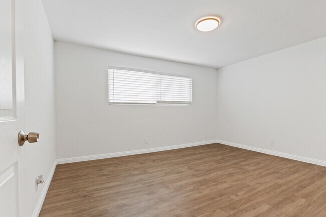 Building Photo - Bright Upstairs Apartment in North Long Beach