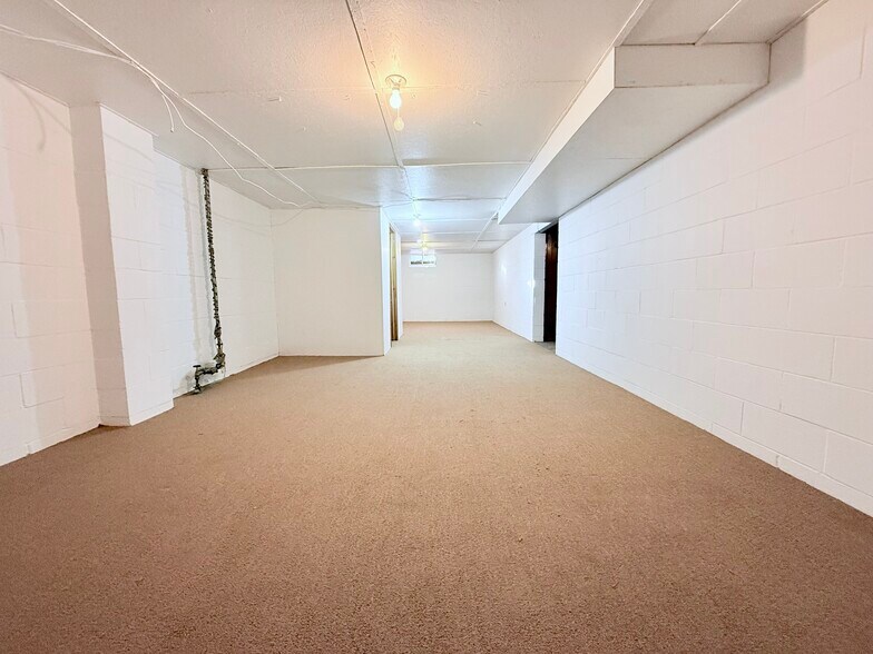 Den - 402 Beverly Hills St