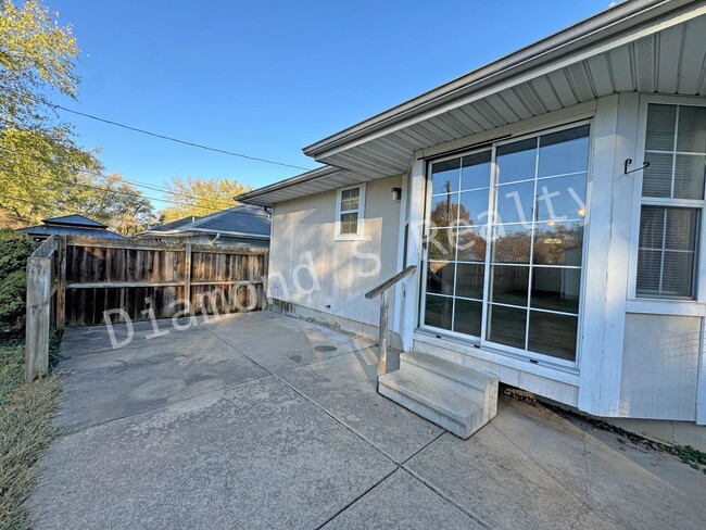 Building Photo - 3 Bedroom Home Located in Established Neighborhood!