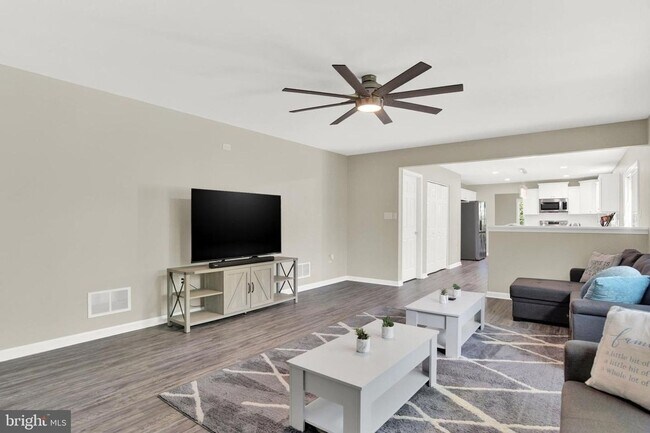 Building Photo - Spacious 4BR House in Lewisberry
