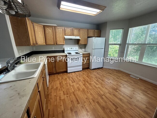Building Photo - 648 E Poplar St
