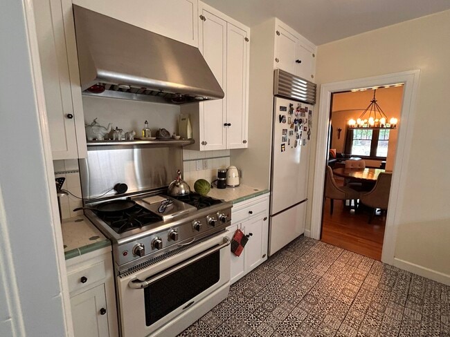 Building Photo - 521 W Cypress St