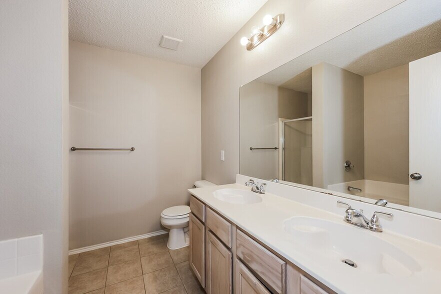 Building Photo - 8412 Seven Oaks Ln