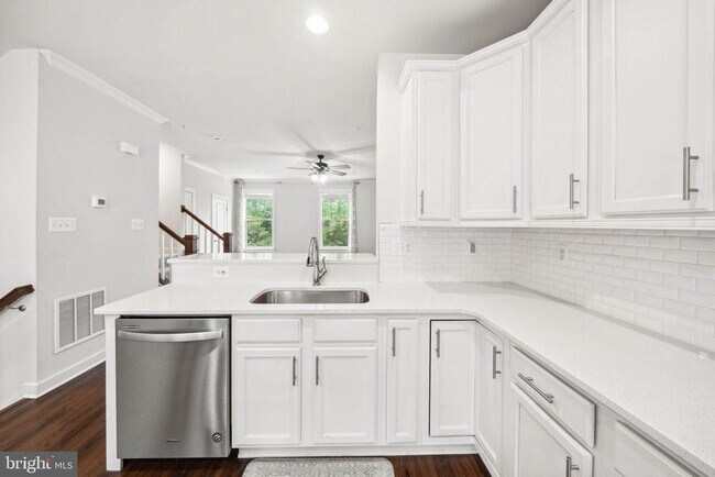 Building Photo - 817 Badger Ave