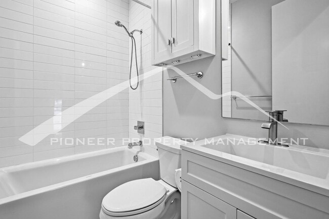 Building Photo - Gorgeous Townhome with Central AC and Rooftop Deck