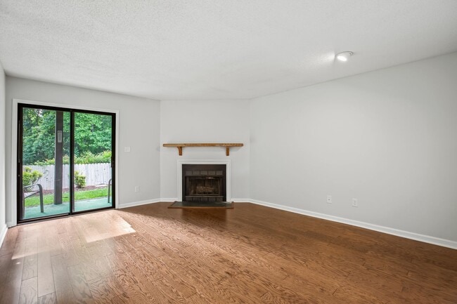 Building Photo - Great 2 Bedroom Available End Of July