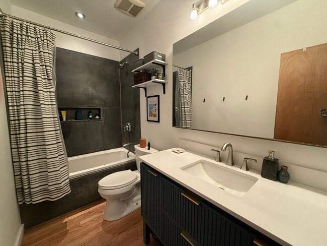 Building Photo - In the Heart of Highlands 2 Bedroom 1 Bath Row Home!