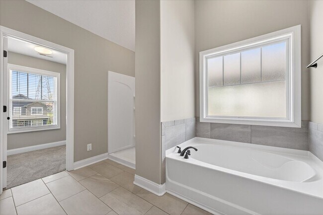 Building Photo - Pet Friendly Four Bedroom with Bonus!