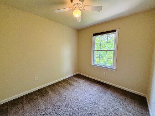 Building Photo - 4 Bedroom, 2.5 Bath Townhouse