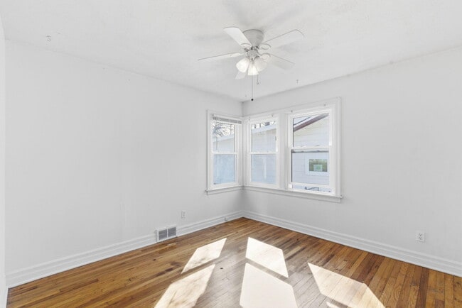 Building Photo - 1420 S Pickwick Ave