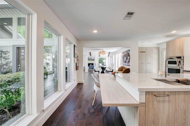 Building Photo - 2907 Fontana Dr