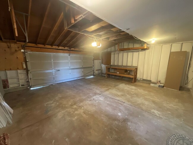 Building Photo - 5 Bedroom Home Available Near Research Pkw...