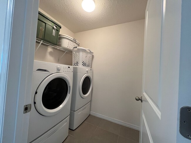 Building Photo - Almost new 5-bedroom, 3-bath home ready to...