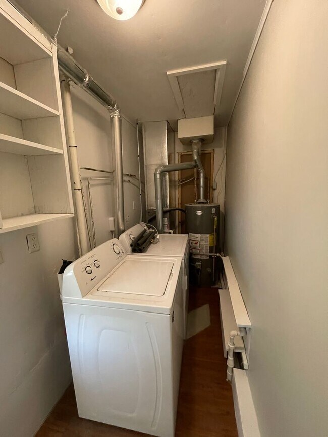 Building Photo - 3 Bedroom Home with Backyard and Garage!