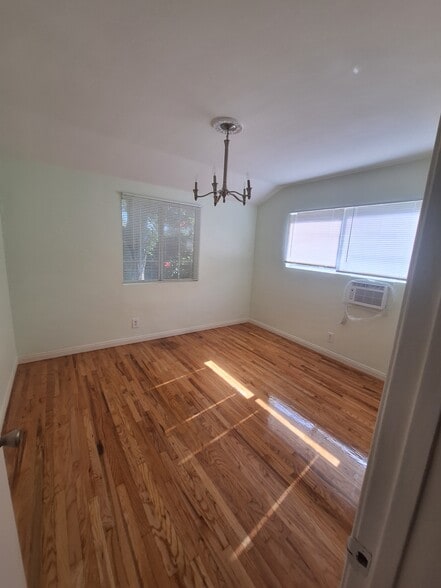 Full size bedroom - 16663 Victory Blvd