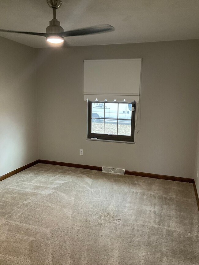 Building Photo - 33 Estates View Dr