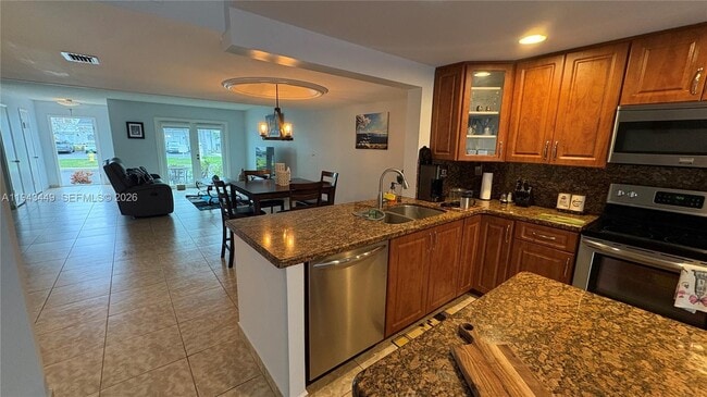 Building Photo - 808 NE 27th Ave