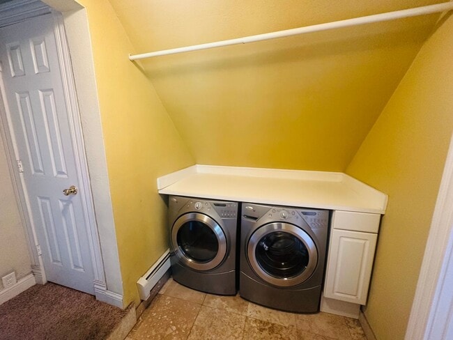 Building Photo - Charming 3 Bedroom Single Family Home Avai...