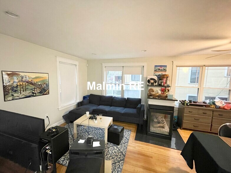 Building Photo - 27 Iroquois St