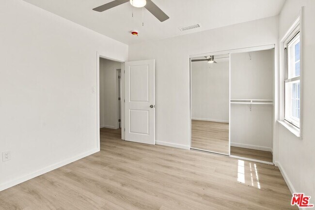 Building Photo - 820 W 98th St