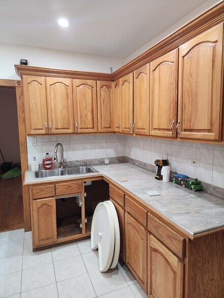 Kitchen counter - undercabinet lighting - 4717 N Keating Ave
