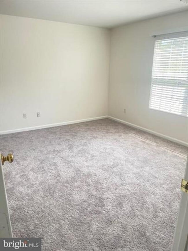 Building Photo - Amazing corner 3 bedroom/ 2 full bathroom