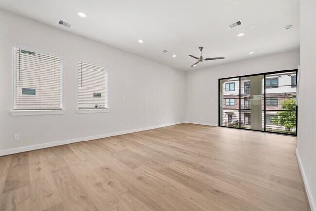 Building Photo - 3037 Hicks St