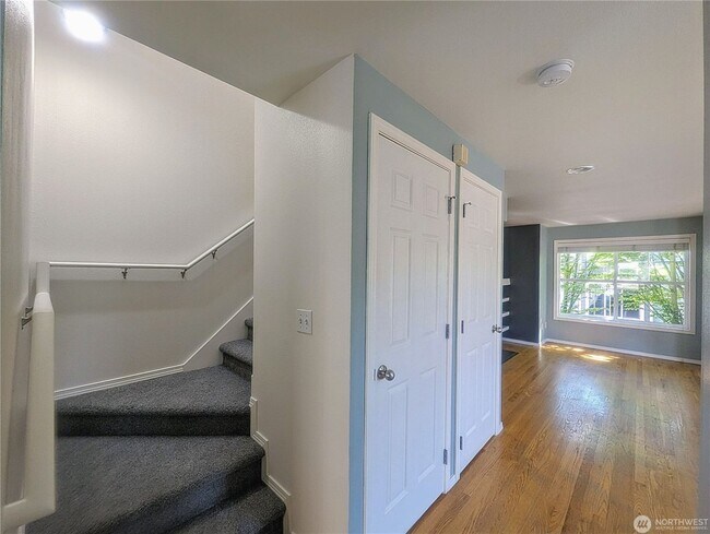 Building Photo - 3bd/2.5ba Seattle Townhome