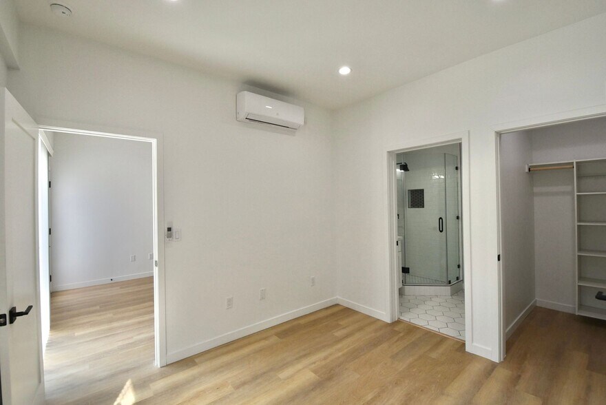 Building Photo - 6152 Woodman Ave