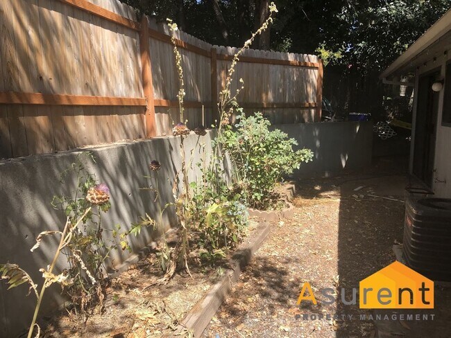 Building Photo - Fully Remodeled Duplex Available Soon!