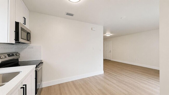 Building Photo - 1670 W 42nd St