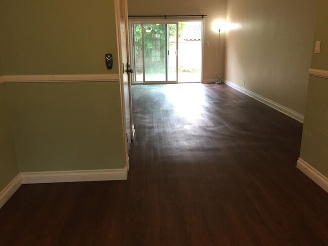 Building Photo - Escondido 3 Br Gated LOVELY Townhome 2 pat...