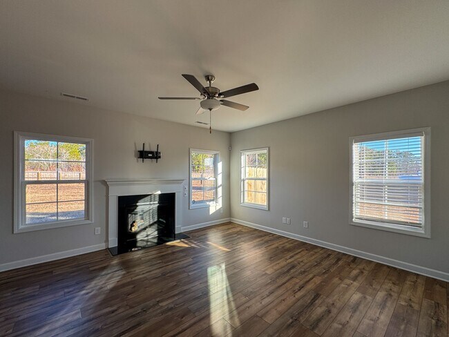 Building Photo - Stunning 4 Bed Home with Fenced Backyard