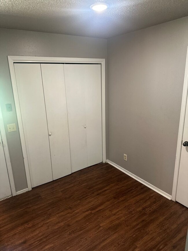 Building Photo - 2-Bedroom, 1-Bathroom Unit @ Rolling Oaks 4-Plex - Water Bill Included