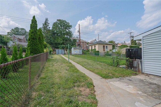 Building Photo - 1037 Seneca St