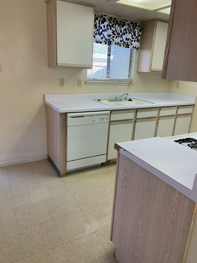 Building Photo - 1 BEDROOM 1 BATH TRIPLEX