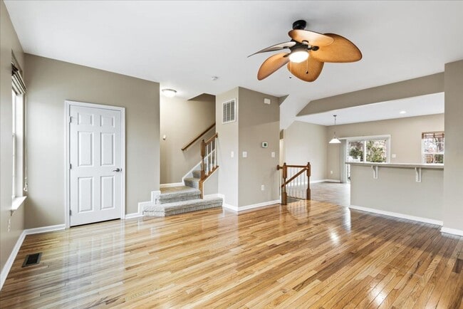 Building Photo - Charming 3-Level Townhome