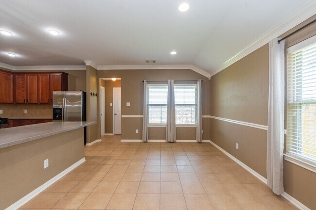 Building Photo - 9419 Silver Ridge Dr