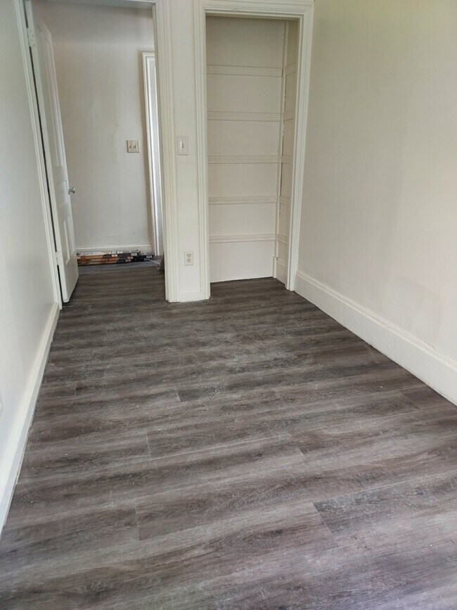 Building Photo - 524 Hallett St