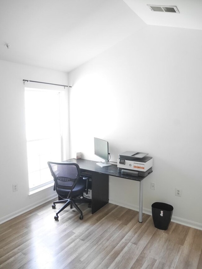 Building Photo - 2 Bedroom Condominium in Sought After Comm...