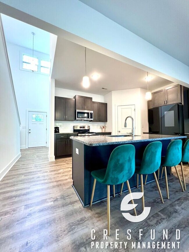 Building Photo - Close to Fort Bragg/Master BR Downstairs S...