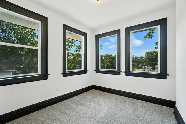 Building Photo - 887-889-889 E Livingston Ave